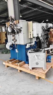 Máy phun nén 3 trục được trang bị các trình điều khiển kỹ thuật số đầy đủ