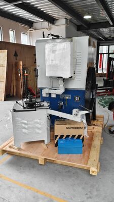Máy phun nén 3 trục được trang bị các trình điều khiển kỹ thuật số đầy đủ