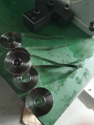Máy tạo hình lò xo CNC 5,5KW Tay tùy chọn và hệ thống trang trí 200kg